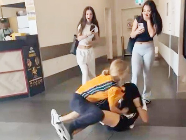 bataie fete scoala - Două fetițe s-au bătut sub ochii tuturor la Școala „Ion Minulescu” din Pitești!