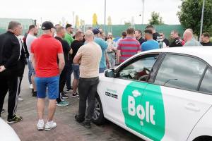 protest soferi bold7 - 100 de șoferi Bolt - descoperiți de ITM Argeș că lucrau „la negru”