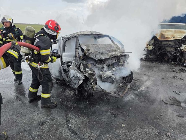 Impact devastator între o autoutilitară și un autoturism. Două persoane au murit pe loc 1 whatsapp image 2026 03 16 at 14 28 20 - Impact devastator între o autoutilitară și un autoturism. Două persoane au murit pe loc