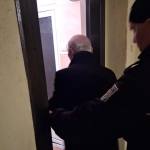 5354dbdf 07d2 471d 9e7f 7f0615033675 - Bătrân ajutat de polițiștii locali piteșteni să ajungă acasă. Se rătăcise prin oraș