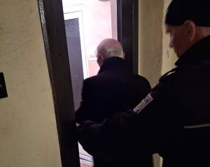 5354dbdf 07d2 471d 9e7f 7f0615033675 - Bătrân ajutat de polițiștii locali piteșteni să ajungă acasă. Se rătăcise prin oraș