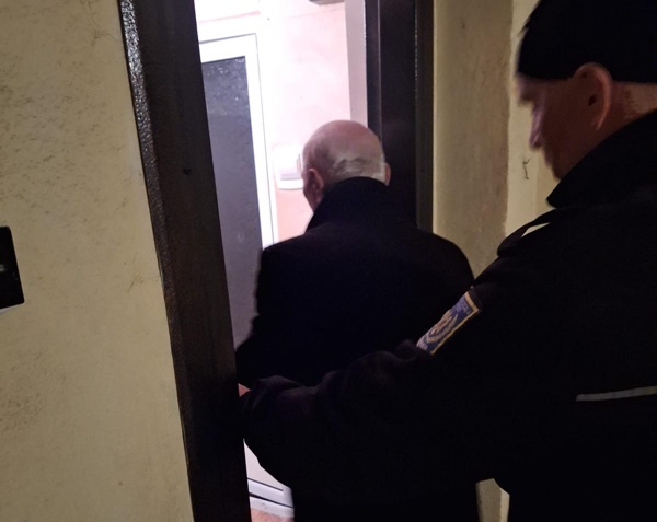 5354dbdf 07d2 471d 9e7f 7f0615033675 - Bătrân ajutat de polițiștii locali piteșteni să ajungă acasă. Se rătăcise prin oraș