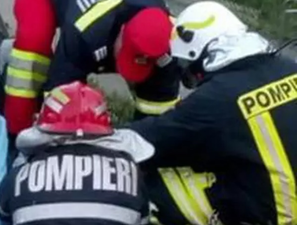 cats - Accident la Cotmeana. A intrat cu mașina într-un cap de pod