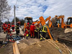 038a36be 9584 4018 b618 87d86e3f8917 - Intervenție de urgență în Bascov! Mal de pământ căzut peste o persoană