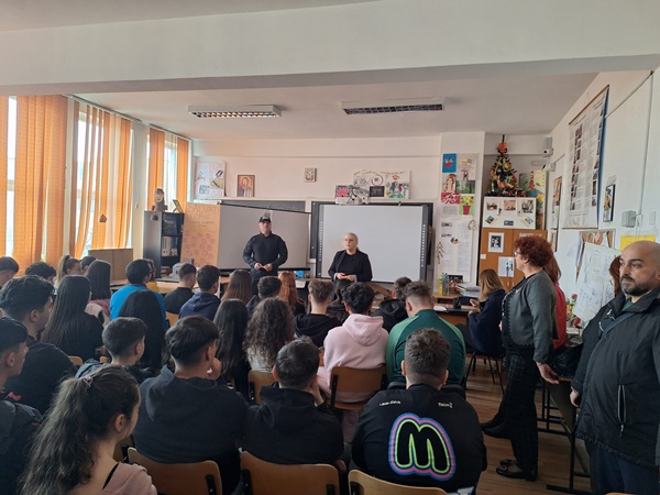 40787747 4604 40c6 bfed fbd96d01620e - Elevii Liceului Tehnologic „Dimitrie Dima”, informați despre pericolele consumului de substanțe interzise și siguranța rutieră