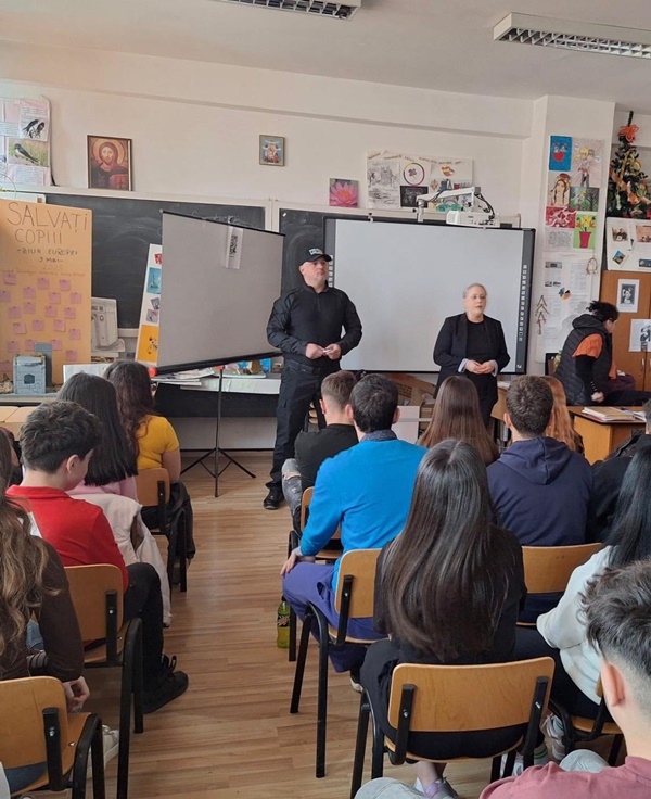 8760d203 a842 40f5 b0b8 197bba029213 - Elevii Liceului Tehnologic „Dimitrie Dima”, informați despre pericolele consumului de substanțe interzise și siguranța rutieră