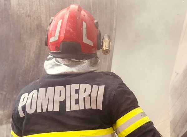 0e96aef7 26f0 4298 b68b 2f0bc441bf5b - Incendiu puternic în Pietroșani! Flăcările au cuprins acoperișurile a trei clădiri