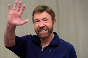 Chuck Norris a murit