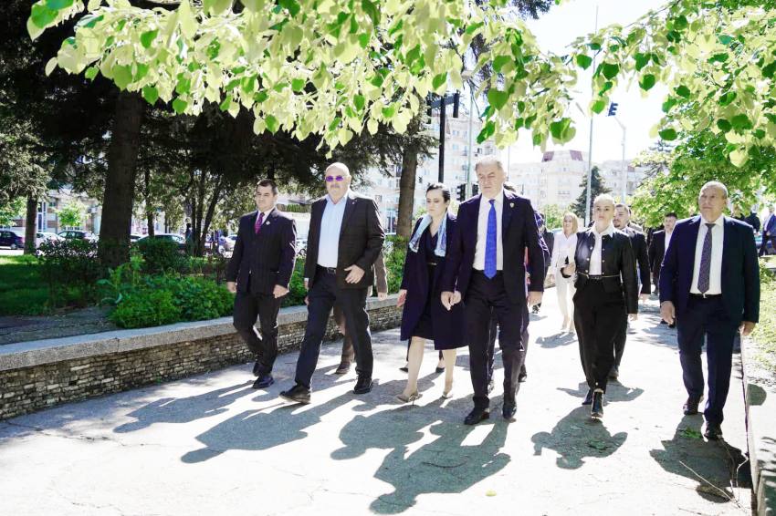 Gentea Minzina si parlamentari3 - Nu aștept să mă dea ei afară, plec singur!