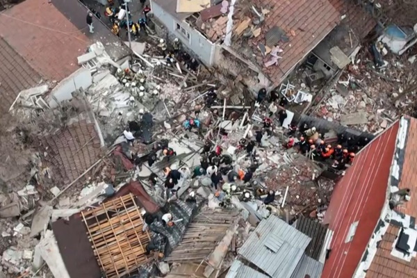 two buildings collapse in istanbul after suspected gas explosion 3216692 20260322130011 20260322130011 - Explozie puternică în cartierul Fatih din Instanbul. Două clădiri s-au prăbușit