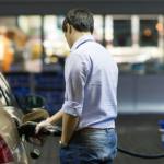 benzinărie combustibil mașină bărbat șofer