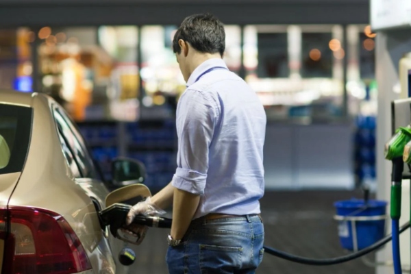 benzinărie combustibil mașină bărbat șofer