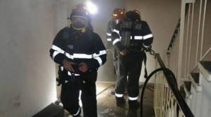 495789 366682 stiri incendiu apartament e1760811449676 1 - Incendiu într-un apartament din Mioveni. O persoană a ajuns la spital