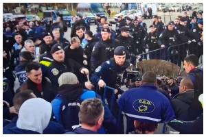 BeFunky collage 34 - Scandal în Piața Victoriei: îmbrânceli între jandarmi și mineri. Forțele de ordine au folosit gaze lacrimogene