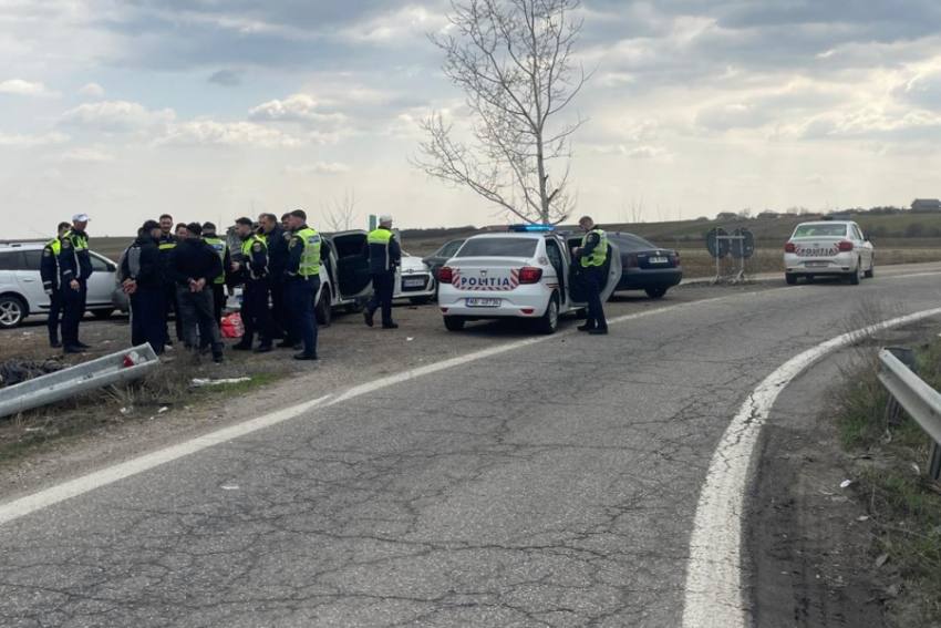 Focuri de armă pe DEx Pitești-Craiova! Mașină scăpată de sub control, tineri încătușați