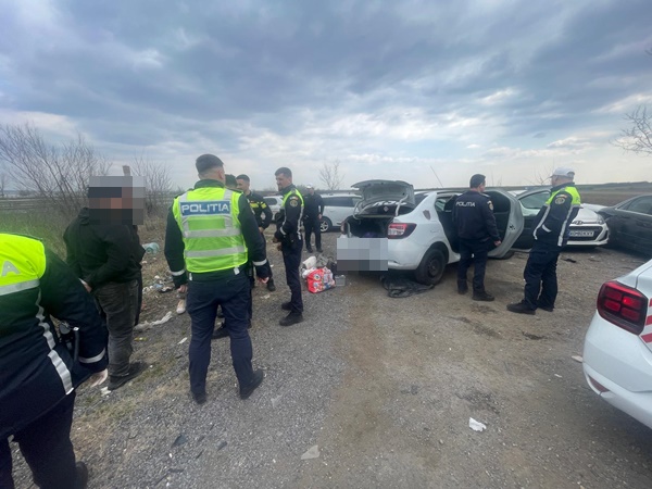 c3e5baab 42ed 4ce8 83ff fcd9e4a475e4 - (VIDEO) Focuri de armă în Argeș! Mașină scăpată de sub control, tineri încătușați