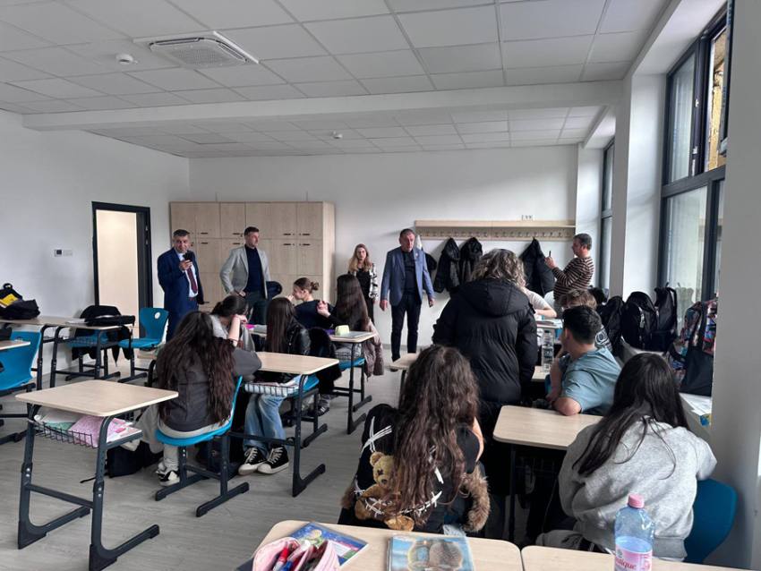 gentea la ion pillat 2 - Primarul Cristian Gentea, revoltat după probleme grave: ”Am reabilitat multe şcoli, dar în nici una nu am găsit dezastrul produs”