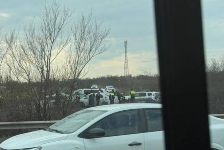 tineri incatusati A1 - (VIDEO) Focuri de armă în Argeș! Mașină scăpată de sub control, tineri încătușați