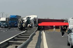 Autocamion rasturnat pe A1 Bucuresti – Pitesti - (VIDEO) Autocamion răsturnat pe A1 București – Pitești! Intervine descarcerarea