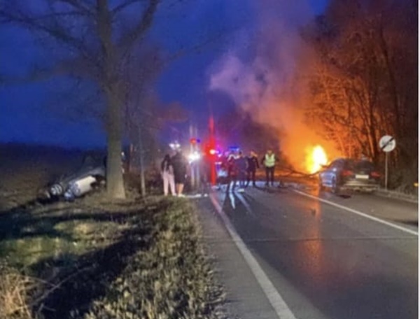 b112b4dd cd1a 4906 a2f5 459feb69f2b5 - Impact violent între 2 mașini pe DN 15D. 4 persoane au murit, iar alte 3, printre care un bebeluș, au fost rănite