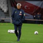 Minute de panică: Mircea Lucescu, dus cu ambulanța din cantonament 11 Sursă foto: Echipa națională de fotbal a României