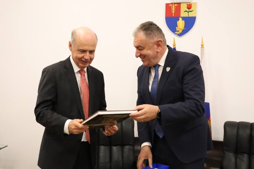 vizita ambasador la Pitesti