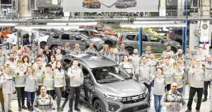 Uzina-Automobile-Dacia-Mioveni-Romania-angajati