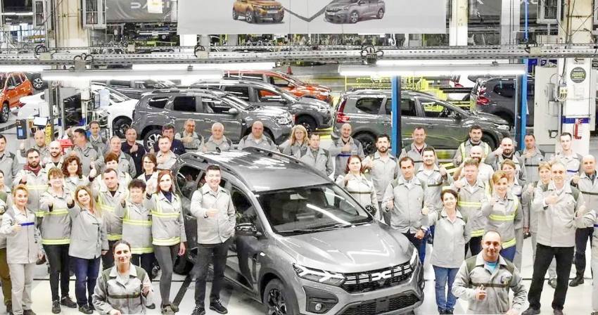 Uzina-Automobile-Dacia-Mioveni-Romania-angajati