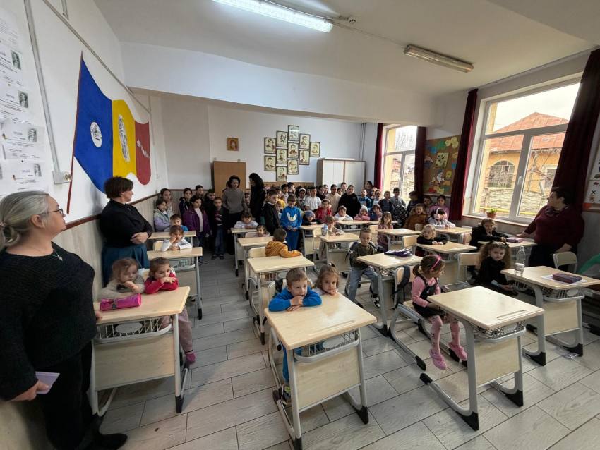 661787231 933047439641259 2458236971777072465 n 1 - 750 de copii din comuna Micești primesc Biblia pentru copii și Monografia Bisericii locale