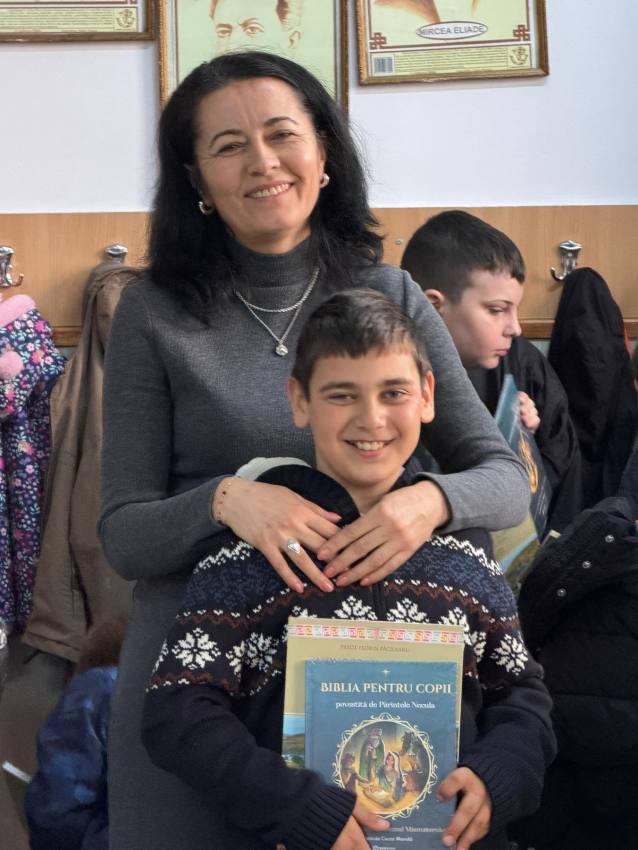 662861306 933047629641240 1907466411220447611 n - 750 de copii din comuna Micești primesc Biblia pentru copii și Monografia Bisericii locale