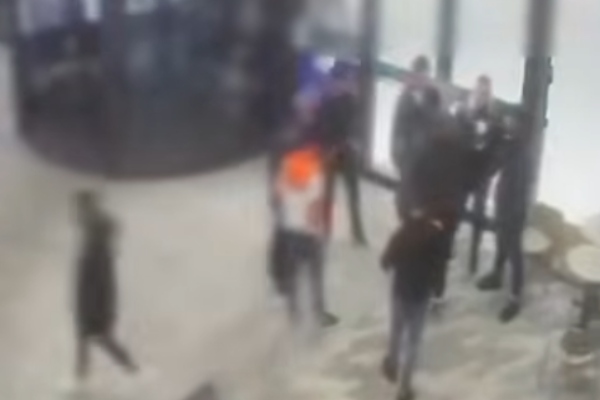 Momentul atacului din Argeș Mall. Tânăr înjunghiat de un băiat de 14 ani tânăr înjunghiat Pitești