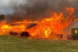 incendiu puternic locuință curte