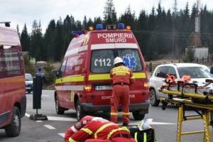 pompieri SMURD ambulanta accident - Grav accident în Joia Mare! Microbuz implicat, plan roșu de intervenție activat