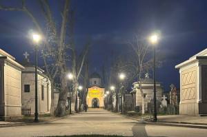 Cum arată acum Cimitirul „Sfântul Gheorghe”? Aleea principală este iluminată pentru prima dată 2 Sursă foto: FB Societatea Salpitflor Green S.A.