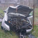Acum în Argeș! Autoturism intrat într-un parapet! 10 accident masina auto