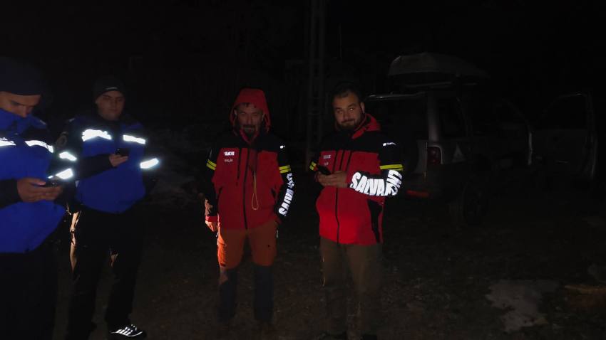 Alertă în noaptea de Paște: tată și fiu recuperați de pe munte 1 WhatsApp Image 2026 04 12 at 11.56.46 1 - Alertă în noaptea de Paște: tată și fiu recuperați de pe munte