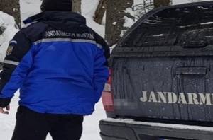 cats 1 - Amendat de jandarmii argeșeni după ce a rămas blocat cu mașina în zăpadă
