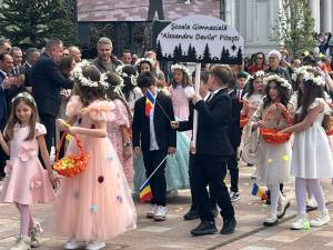 WhatsApp Image 2026 04 17 at 12.56.50 - (VIDEO) Simfonia Lalelelor 2026 a început: Parada Florilor cu 1.800 de copii, concerte și un show spectaculos de lumini