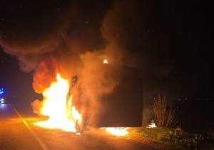 e3e4fa24 a20f 41b9 aa89 b73e3cb0c1c0 - Incendiu în Oarja. Autoutilitară distrusă de flăcări