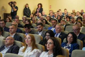 personalitati Simfonia LAlelelor 2026 2 - (VIDEO) Simfonia Lalelelor 2026 a început: Parada Florilor cu 1.800 de copii, concerte și un show spectaculos de lumini