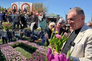 1e785614 1880 419b 8e70 feae75d028f8 - Tradiția continuă la Pitești! Zeci de mii de bulbi de lalele oferiți vizitatorilor Simfoniei