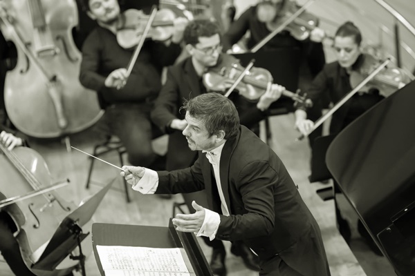 cats - S-a stins din viață dirijorul Víctor Eloy López. Avea doar 43 de ani