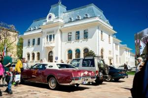 retro dacia Simfonia Lalelelor 2026 1 - Simfonia Lalelelor 2026: Mii de oameni au umplut Piteștiul la cel mai spectaculos weekend al primăverii