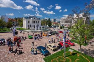 retro dacia Simfonia Lalelelor 2026 2 - Simfonia Lalelelor 2026: Mii de oameni au umplut Piteștiul la cel mai spectaculos weekend al primăverii