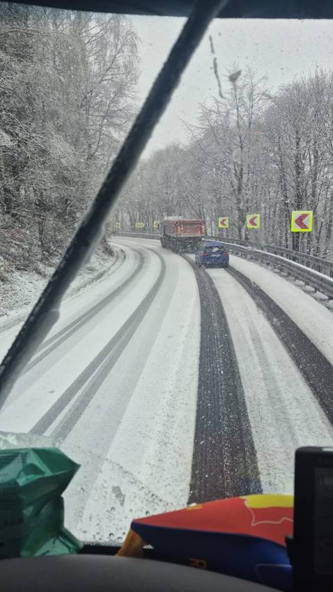 1447df0e 2e15 4fff 8852 4de38e9ad49d - Ninsoare în aprilie! Drumarii au acționat pe DN 73