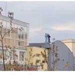 674142301 1265228885812900 6719778286334487597 n - „Aventură” la înălțime! Patru tineri au sfidat afișele și s-au urcat pe acoperișul Centrului Cultural Mioveni