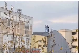 674142301 1265228885812900 6719778286334487597 n - „Aventură” la înălțime! Patru tineri au sfidat afișele și s-au urcat pe acoperișul Centrului Cultural Mioveni