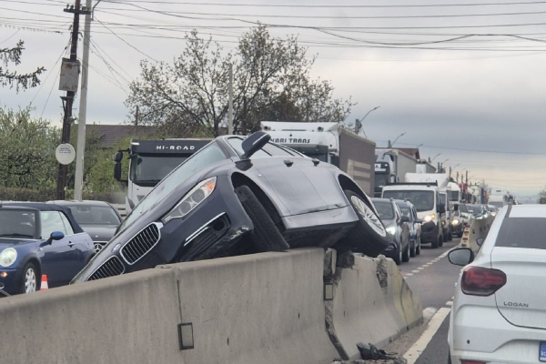 Accident pe DN 73 1 - „Parcare” spectaculoasă: Copilașul din mașină nu a pățit nimic! Află de ce!