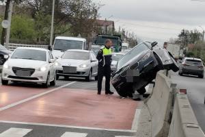 accident DN 73 mașină suspendată