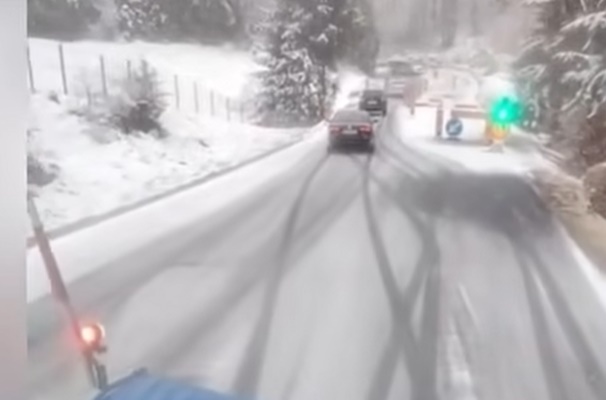 cats 2 - Ninsoare în aprilie! Drumarii au acționat pe DN 73